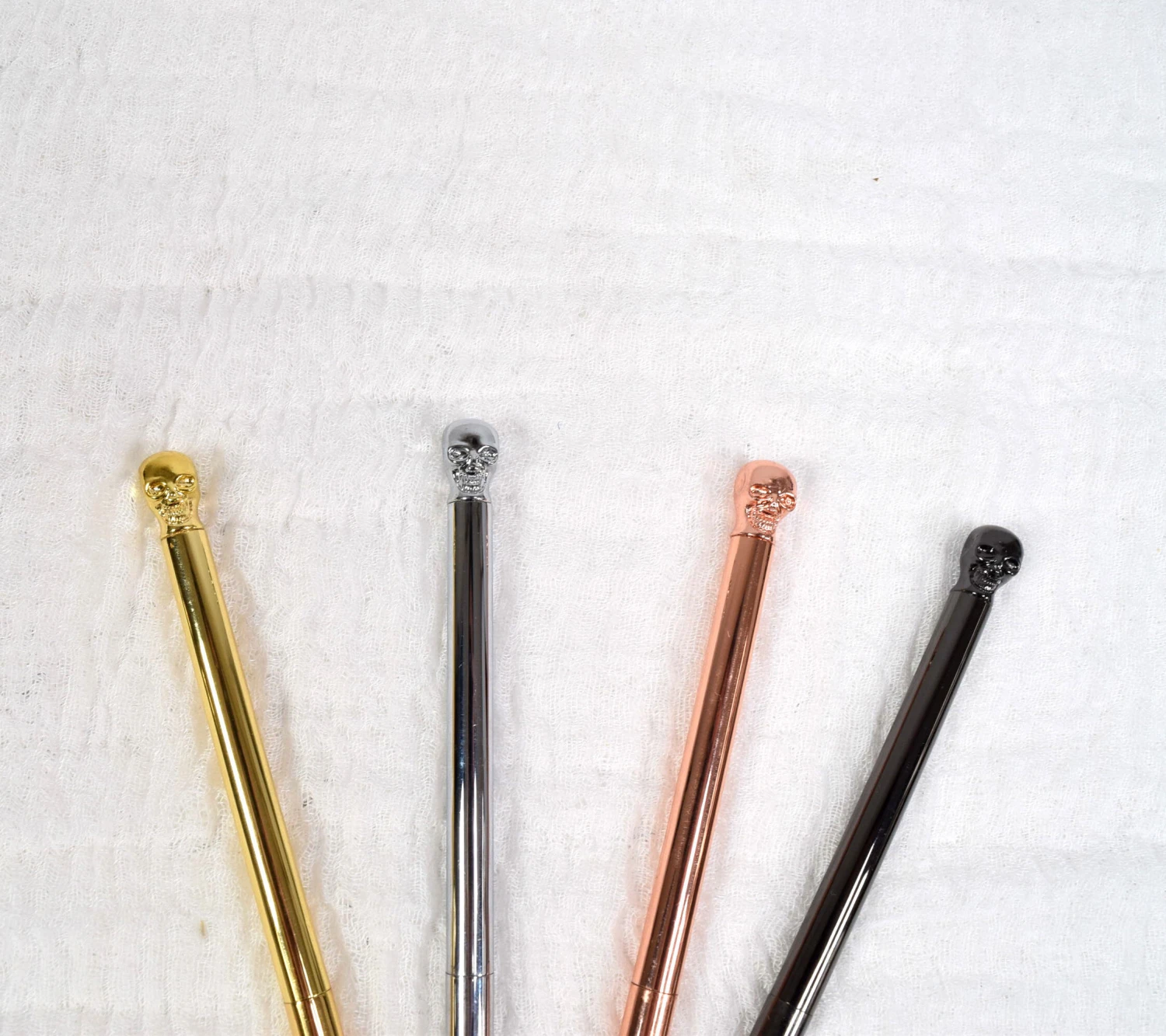 Stylo Avec Tête-Morte En Déco (x12) 3 Stylo Avec Tête-Morte En Déco (x12) – Image 3