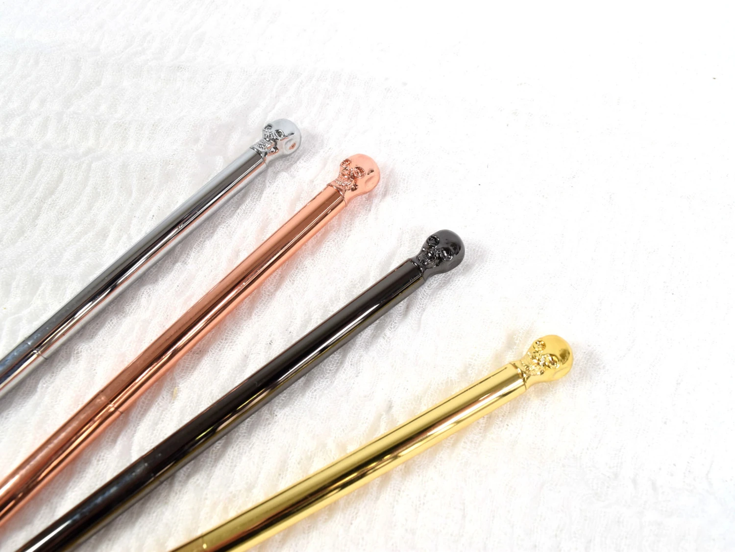 Stylo Avec Tête-Morte En Déco (x12) 2 Stylo Avec Tête-Morte En Déco (x12) – Image 2