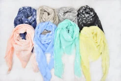 Foulard Carré 20%Coton Motif Petit Fleur Blanc (x6) -Grossistefrance Soldes DSC 0739 scaled 1