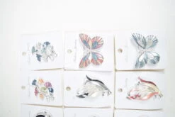 Broches Motifs Mélangés Avec Aimant (x12) -Grossistefrance Soldes DSC 0788 scaled 2