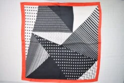 Petit Foulard Carré 65cm Simple Motif Triangles (x4) 5 Petit Foulard Carré 65cm Simple Motif Triangles (x4) -Grossistefrance Soldes DSC 0999 scaled 1