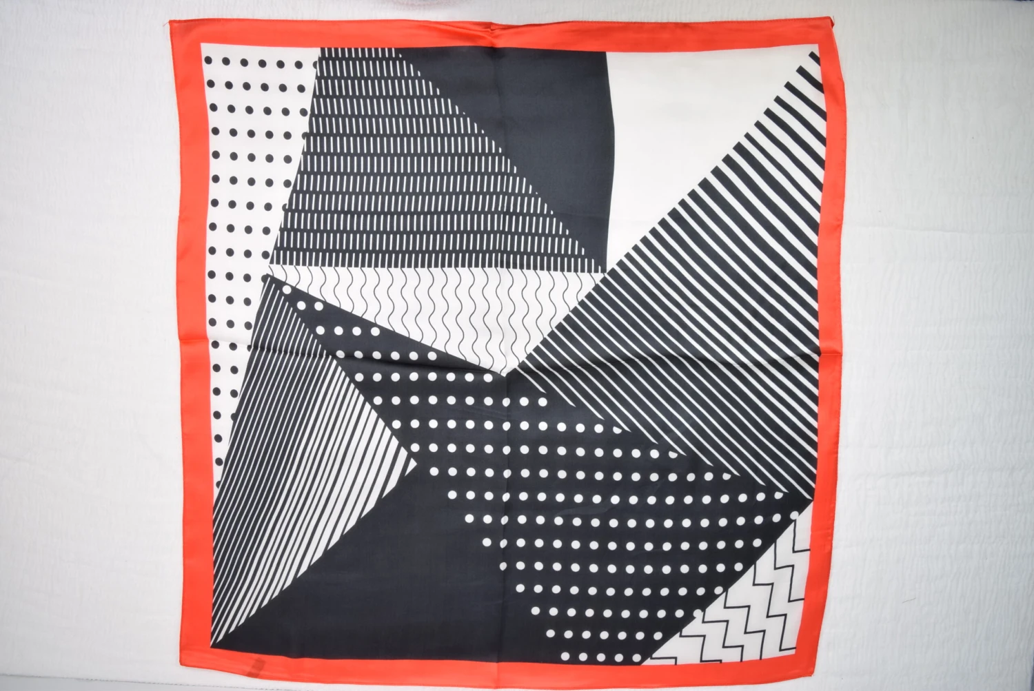 Petit Foulard Carré 65cm Simple Motif Triangles (x4) 3 Petit Foulard Carré 65cm Simple Motif Triangles (x4) – Image 3