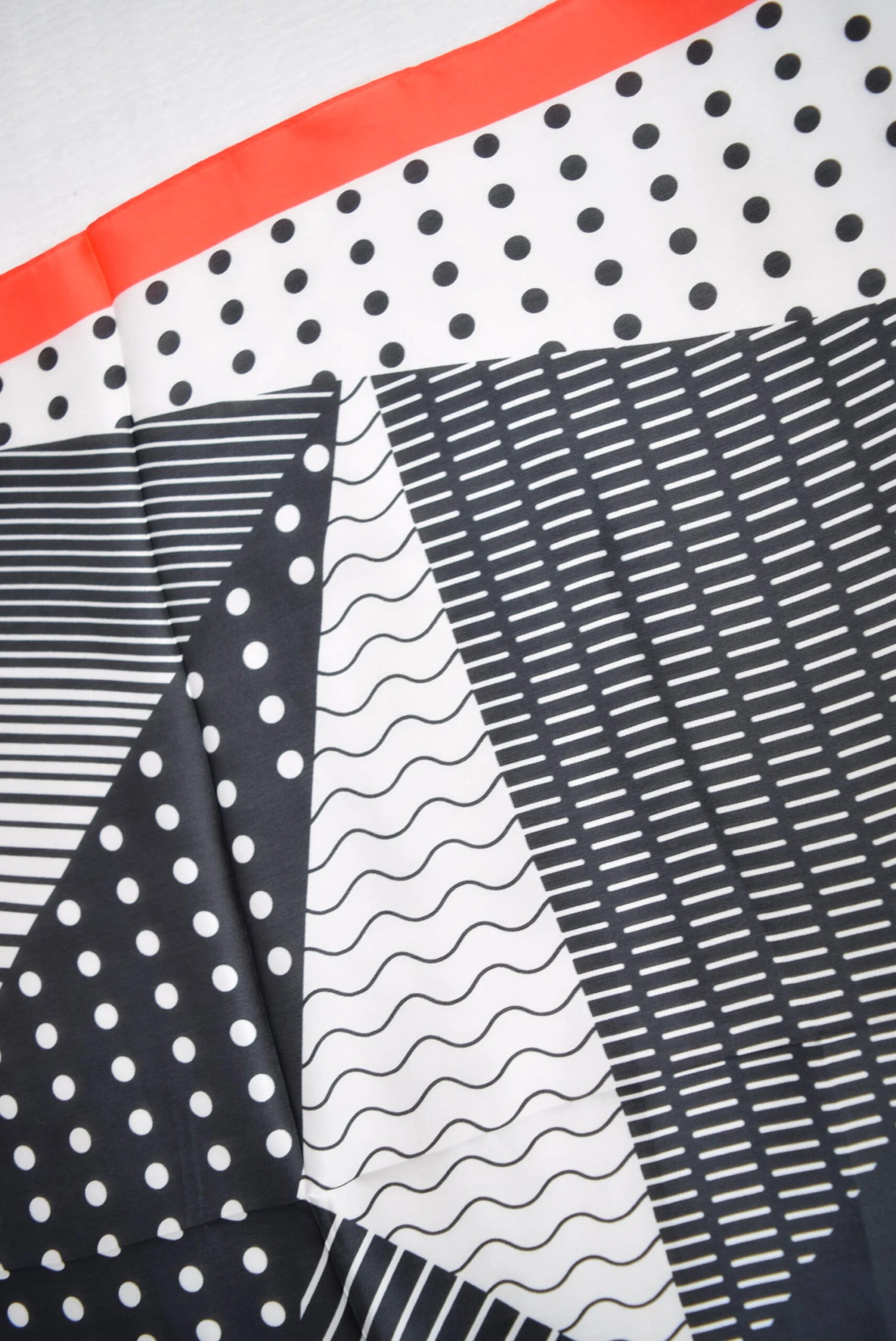 Petit Foulard Carré 65cm Simple Motif Triangles (x4) 2 Petit Foulard Carré 65cm Simple Motif Triangles (x4) – Image 2